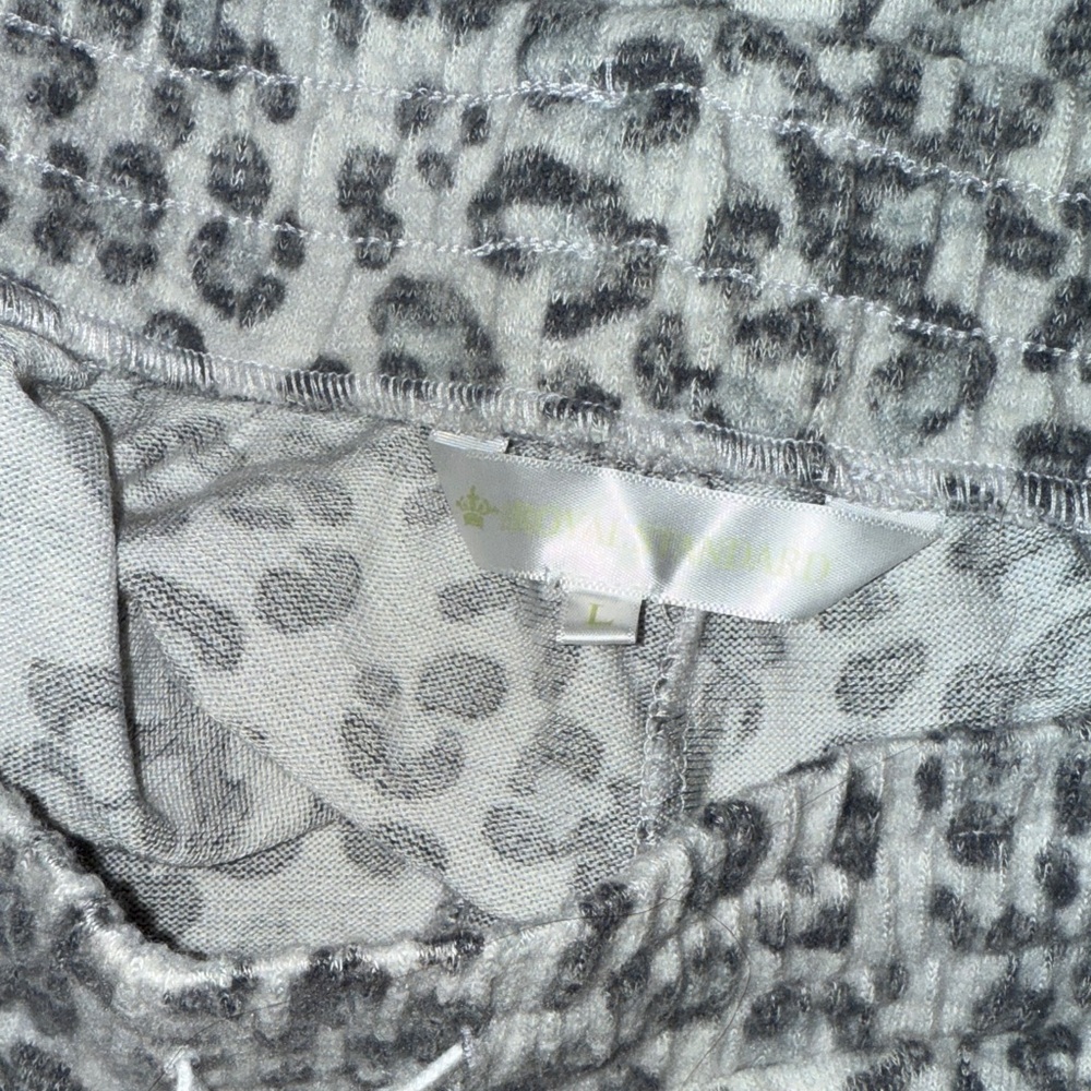 Leopard Print Women's Lounge Set - Picture 7 of 8